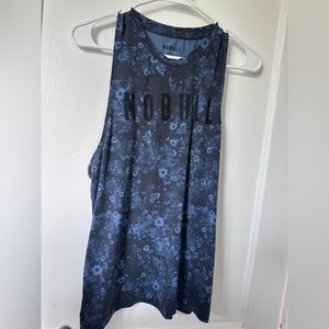 NOBULL PROJECT WOMEN'S HIGH-NECK NOBULL TANK
(SUPERBLOSSOM FLORAL)